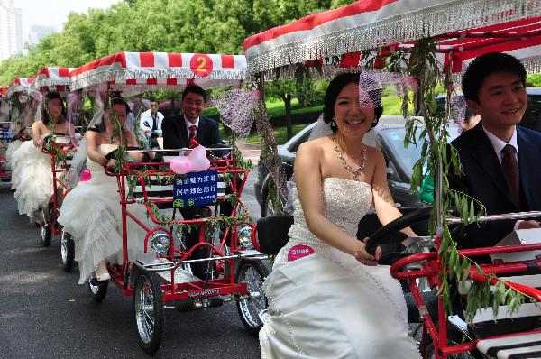Low-carbon group wedding on May Day