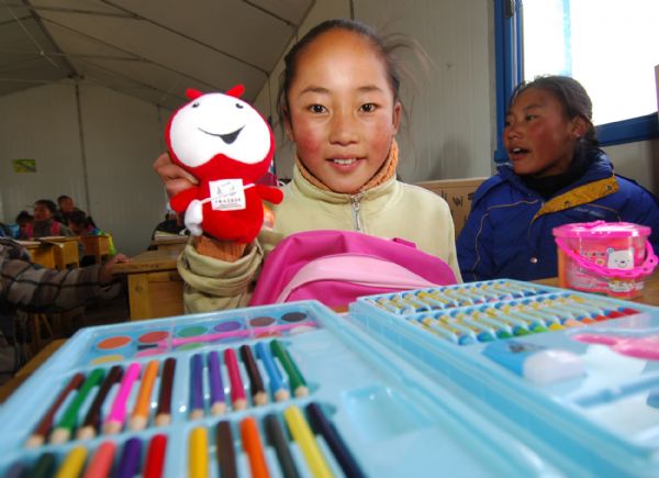 Orphans in quake-hit Yushu receive "love package"