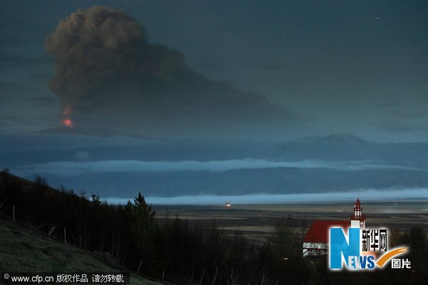 New Iceland volcanic eruption continues to threat air service