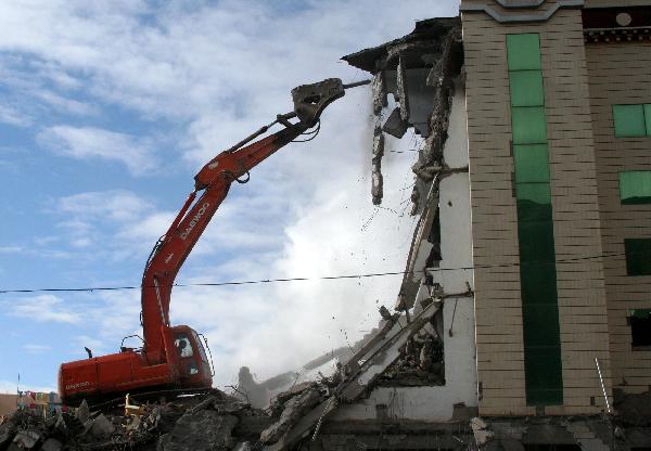Dilapidated houses demolished in quake-hit Yushu