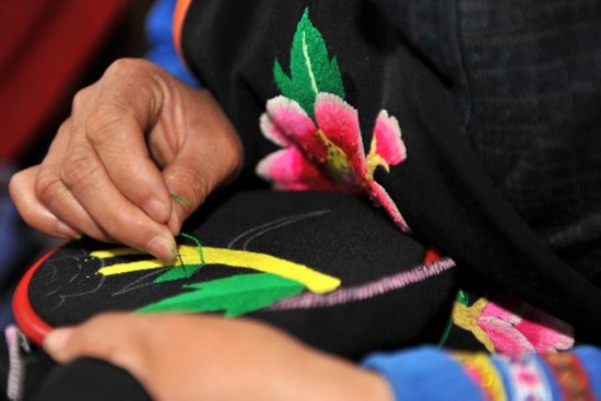 Art of Qiang folk stitchwork find its renascence