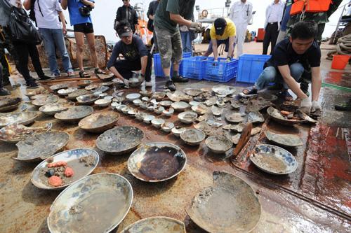 Relics salvaged from sunken ancient ship