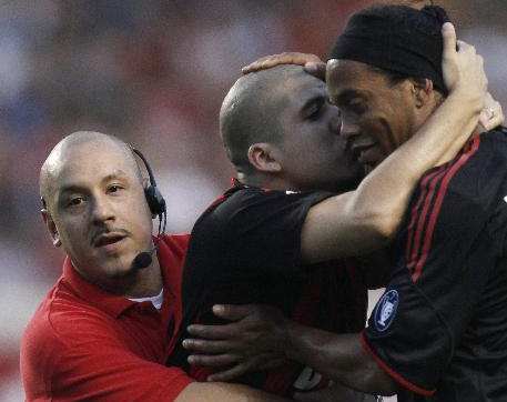 Ronaldinho kissed by fan during match 