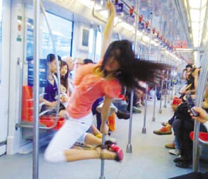 Mysterious vixen performs pole dance in Nanjing metro