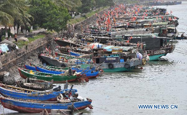 More than 26,000 fishing boats in Hainan take shelters