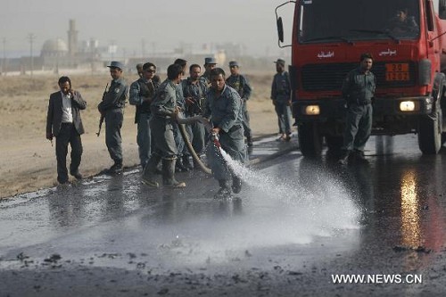 Afghan policemen clean suicide bombing site