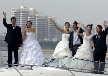 Group wedding held at Hainan Int'l Boat Show