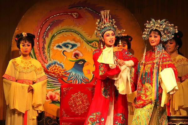 Shaoxing Opera performed to enrich farmers' cultural life in E China