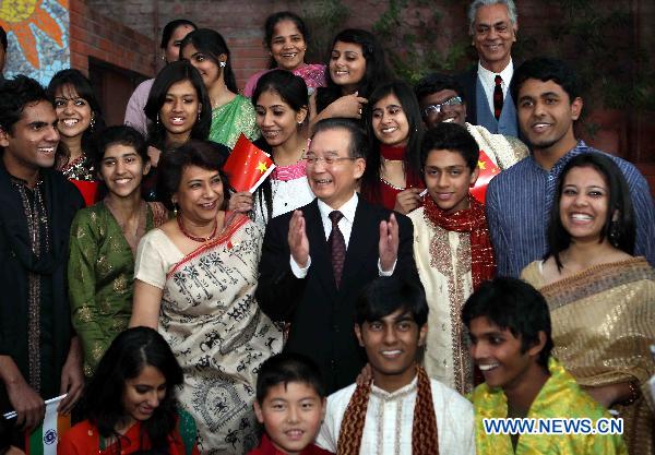 "China-India friendship," Chinese premier tells teenagers in India with calligraphy