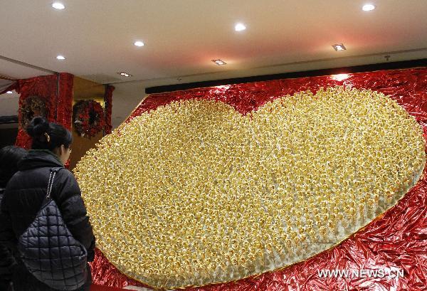1,999 roses made of 99.99% gold on sale in Nanjing