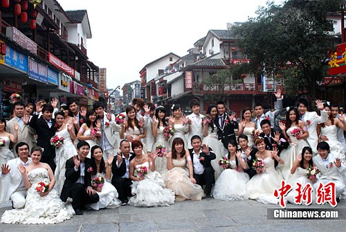 Couples from 8 countries wed in Guilin