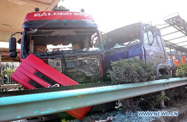 7 die, 15 injured in 100-vehicle pile-up on SW China expressway