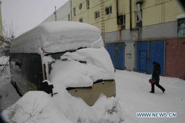 Heavy snow hits NW China