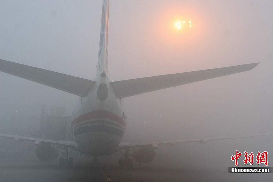 Dense fog strands 10,000 passengers in Chengdu