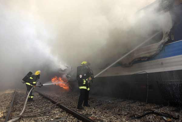 Fire on train injures dozens: report 