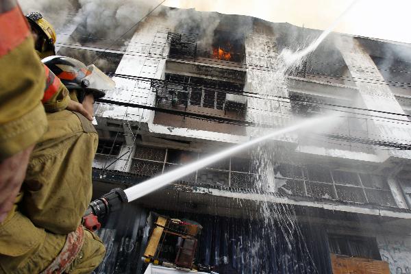 Building catches fire in Paranaque, Philippines