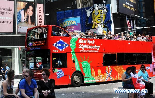 NYC attracts record 48.7 mln visitors in 2010