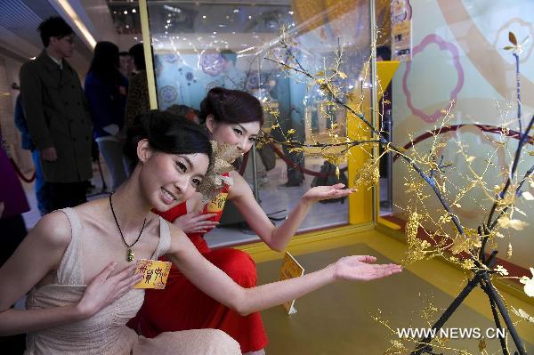 Gold sculpture exhibition kicks off in HK