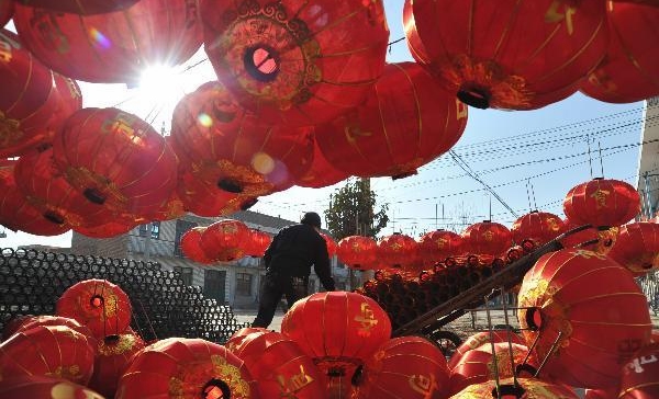 Farmers busy making lanterns for New Year