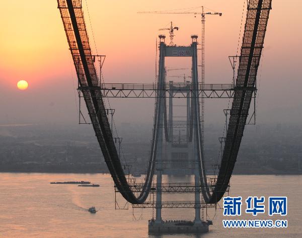 Taizhou Yangtze River Bridge under construction