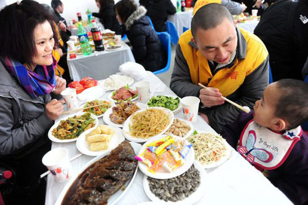Prisoners have dinner with family before Spring Festival