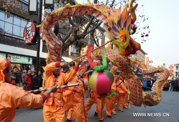 Dragon dance performed in E China