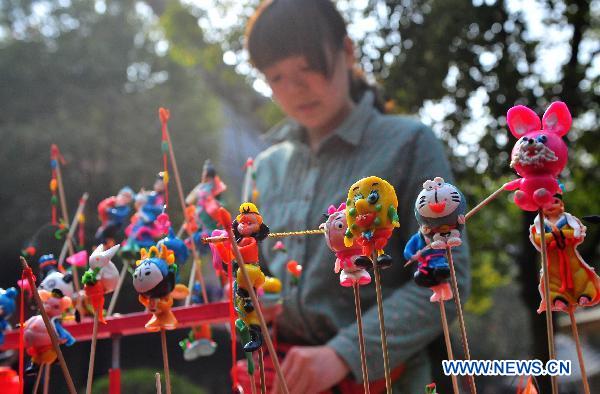 Tourists visit temple fair to experience traditional Chinese culture