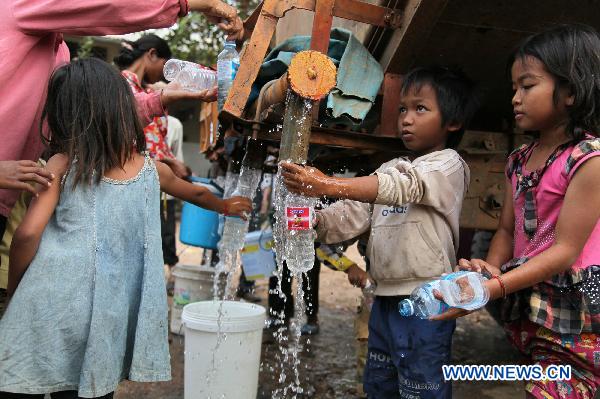 Cambodians near Preah Vihear area get relief materials