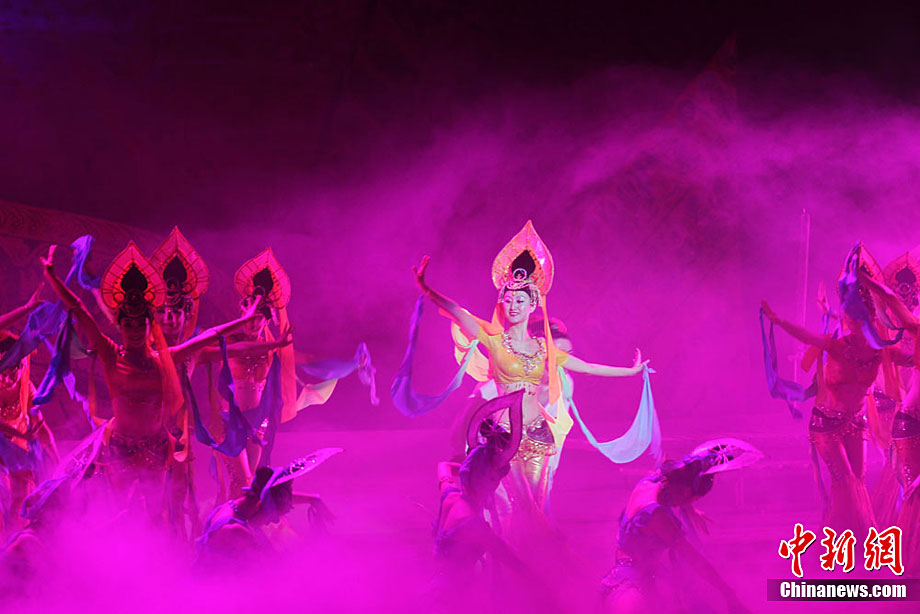 'Grand Dream of Dunhuang' performed in Lanzhou for workers