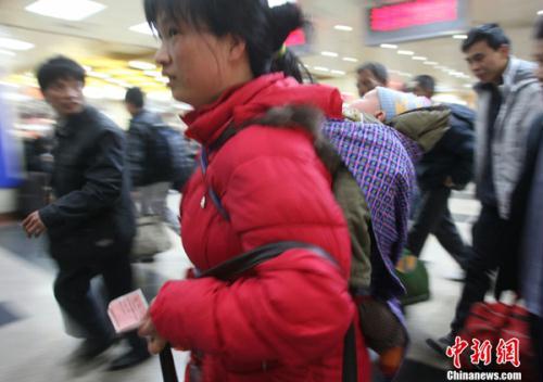 Post-holiday return peak hits China's railway