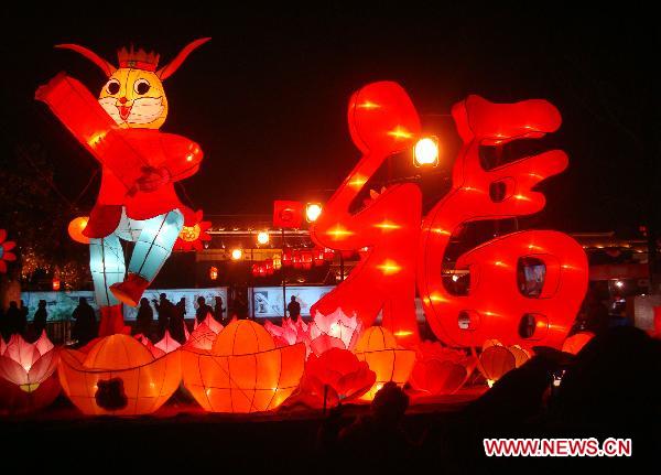 Lantern show attracts visitors in E China