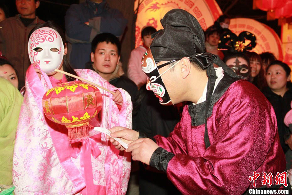 Tradition Han costumes worn for Lantern Festival in Xi'an