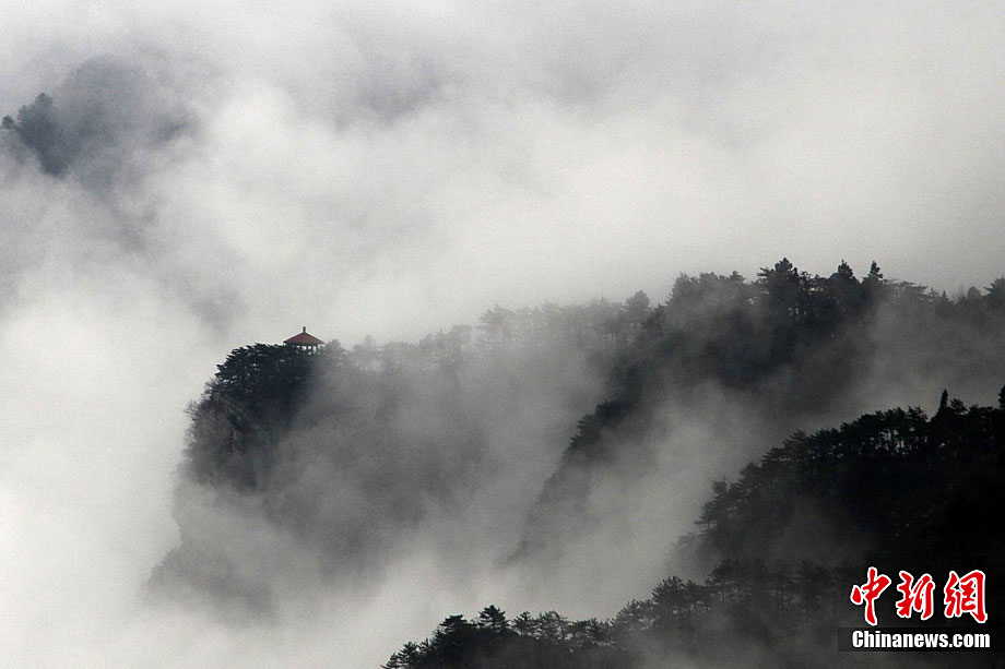 Fog beautifies majestic Lushan Mountain