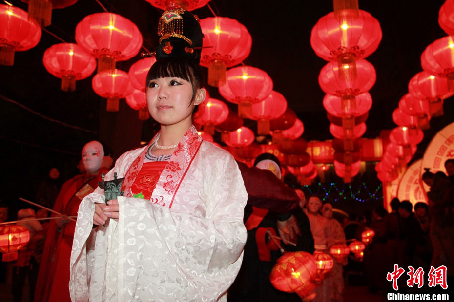 tradition-han-costumes-worn-for-lantern-festival-in-xi-an-4-people-s-daily-online