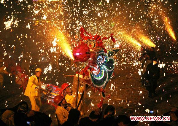 Happy dragon dance, happy Lantern Festival