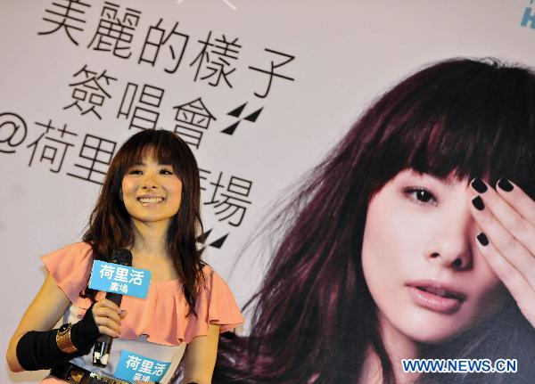Gymnast-turned-singer promotes new album in HK