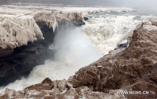 Hukou Waterfall resumes as ice melts