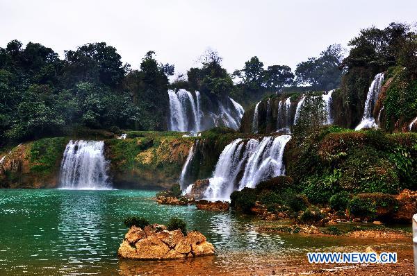 Paradise on earth: Detian Waterfalls in S China attract visitors