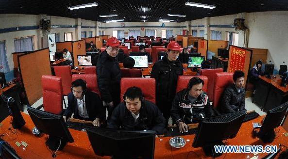 Volunteers help supervise China's Internet cafe