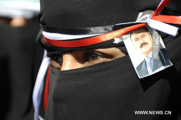Yemeni women attend demonstration to support president 