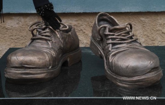 Shoes copper sculpture commemorates businessmen for hard-working