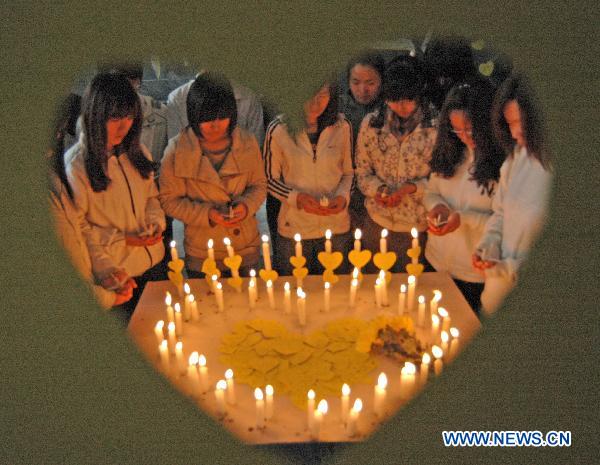 Candle flames lighted to bless victims of Yingjiang Earthquake 
