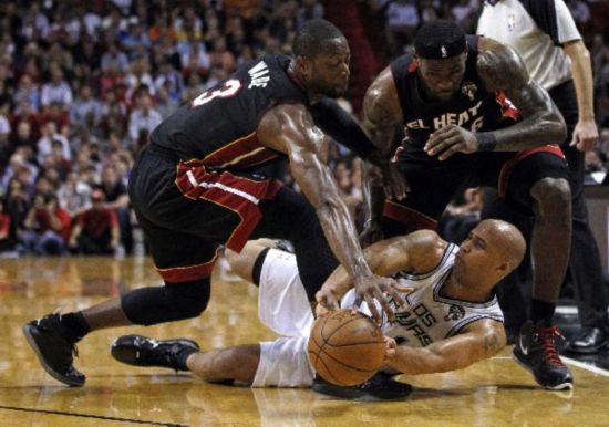 NBA: Heat defeats Spurs 110-80