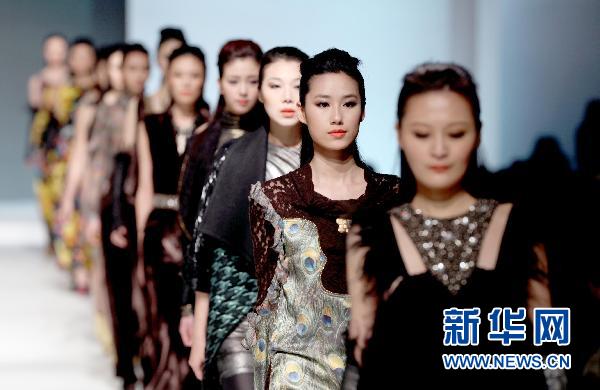 Fashion Shanghai 2011 opens with shining costumes