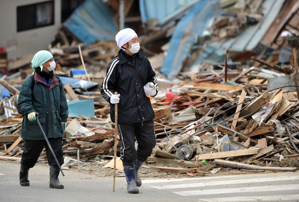 Japanese start to rebuild after quake