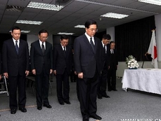 President Hu visits Japanese embassy to convey condolences