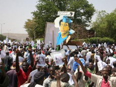 Gaddafi's supporters protest in French and U.S. embassies 