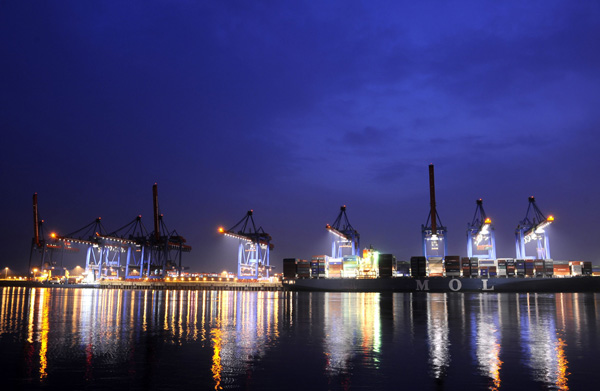 Night view of Hamburg harbour