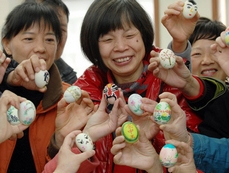 Painting on eggs for Qingming Festival