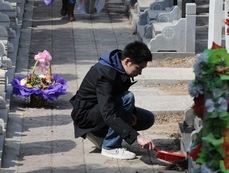People sweep tombs in Beijing ahead of Qingming Festival